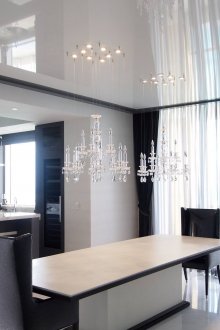 Δύο πολυελαίοι και προβολείς σε ένα νεοκλασικό εσωτερικό της κουζίνας