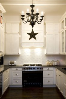 Μαύρος πολυέλαιος σε μια μαύρη και άσπρη κουζίνα