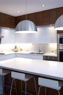 Μεταλλικοί πολυέλαιοι στην κουζίνα