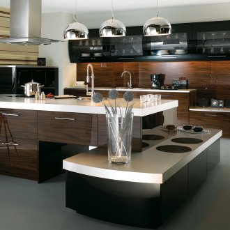 Μεταλλικοί πολυέλαιοι πάνω από το νησί στην κουζίνα