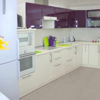 Μωβ και λευκό ακουστικό γωνίας