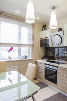 Μονόκλιτη κουζίνα με τραπεζαρία και καναπέ