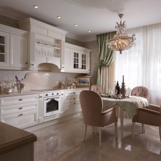 Όμορφη κλασική κουζίνα με τραπεζαρία