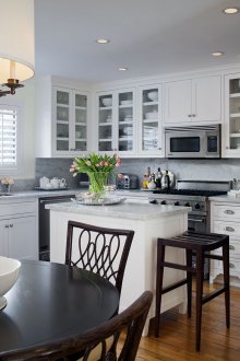 Κουζίνα εσωτερικό με νησί και τραπεζαρία