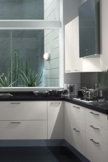 Μαύρη και άσπρη μοντέρνα κουζίνα.