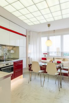 Crvena i bijela kuhinja 12 m2