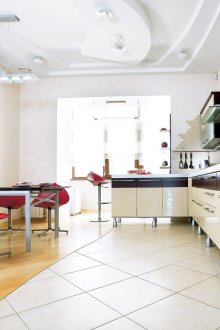 Ευρύχωρη κουζίνα με τραπεζαρία και χερσόνησο