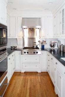 Στενή μαύρη και λευκή κουζίνα