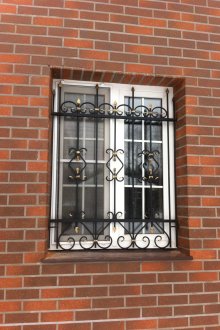 Μαύρη και χρυσή μάσκα παραθύρων