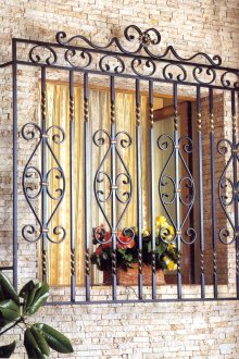 Διακοσμητικό όμορφο πλέγμα σε ένα παράθυρο