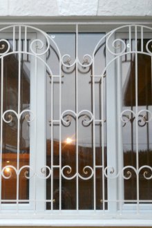 Λευκή μάσκα με στοιχεία από σφυρήλατο σίδερο