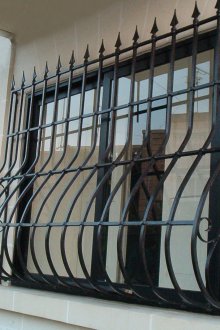 Συγκολλημένη μεταλλική σχάρα στο παράθυρο