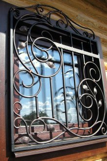 Σφυρηλατηθεί όμορφη μάσκα στο παράθυρο