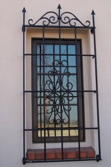 Προστατευτική όμορφη μεταλλική μάσκα