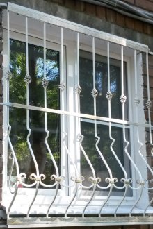 Όμορφη λευκή σφυρήλατη μάσκα παραθύρου