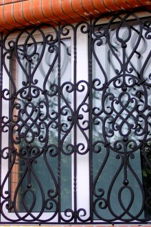 Προστατευτική και διακοσμητική μάσκα μαύρου παραθύρου