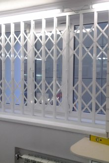 Λευκή συρόμενη μεταλλική σχάρα