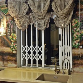 Λευκή συρόμενη σχάρα παραθύρου