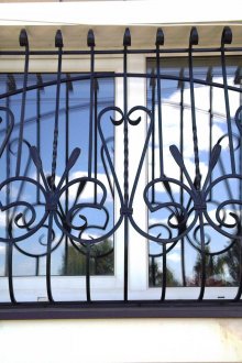 Σφυρήλατο μεταλλικό πλέγμα στο παράθυρο