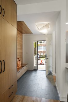 Ασυνήθιστος πολυέλαιος στο διάδρομο