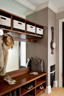 Ράφια και καλάθια στο διάδρομο