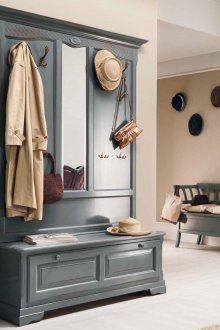 Γκρίζα έπιπλα στο διάδρομο