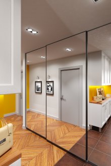 Μεγάλη καθρέφτη ντουλάπα στο διάδρομο