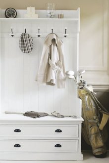 Λευκά έπιπλα στο διάδρομο