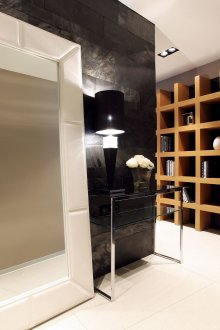 Καφέ ράφια σε ασπρόμαυρο διάδρομο