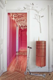 Ροζ διάδρομο με ασυνήθιστους πολυελαίους