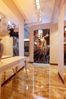 Γυαλισμένο πάτωμα και καθρέφτες σε ένα στενό διάδρομο