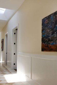 Φωτεινή εικόνα και λευκοί τοίχοι στο διάδρομο