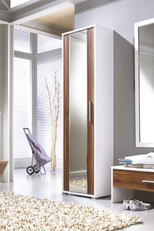 Καφέ και λευκά έπιπλα στο διάδρομο