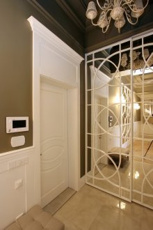 Mirrored ντουλάπα σε ένα κλασικό διάδρομο