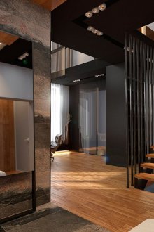 Μαύρος και καφέ διάδρομος