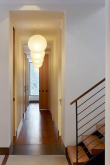 Στρογγυλοί πολυελαίοι στο διάδρομο