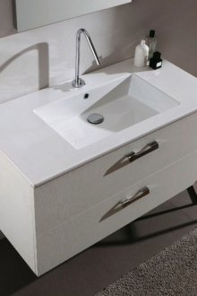 Κρεμαστό λευκό ντουλάπι στο μπάνιο