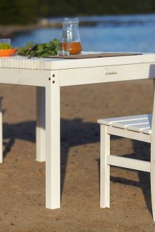 Τραπεζαρία σε λευκό πίνακα και πεύκα