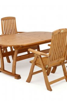 Έπιπλα τραπεζαρίας για ένα εξοχικό σπίτι από πεύκο