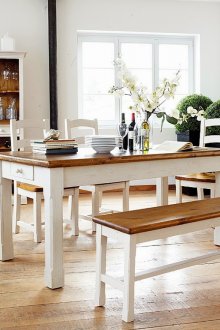 Λευκά και καφέ έπιπλα από πεύκο για την τραπεζαρία