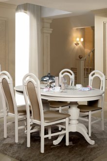 Μπεζ έπιπλα από πεύκο στην τραπεζαρία