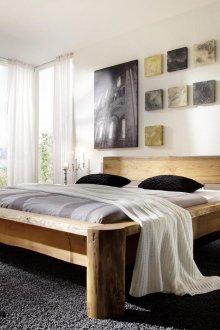 Κρεβάτι από πεύκο και νιπτήρα στο εσωτερικό του υπνοδωματίου