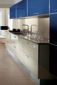 Μπεζ και μπλε γυαλιστερή κουζίνα