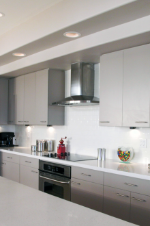 Γκρίζα και λευκή κουζίνα