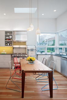 Κίτρινη ποδιά σε μια λευκή και καφέ κουζίνα