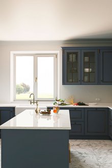 Μπλε και άσπρη κουζίνα με νησί στυλ χώρας