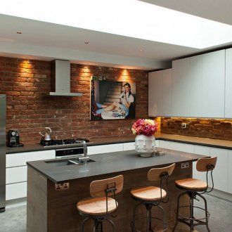 Καφέ και άσπρη κουζίνα με νησί