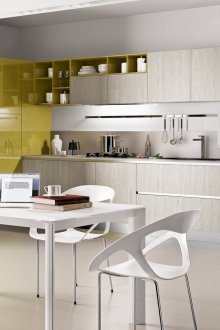 Λευκή και κίτρινη κουζίνα με τραπεζαρία