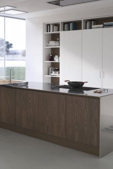 Μπεζ, καφέ και άσπρα χρώματα στο εσωτερικό της κουζίνας με το στυλ του μινιμαλισμού.