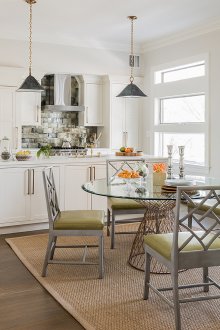 Ετικέτες ελιάς σε μια καφετιά και λευκή κουζίνα